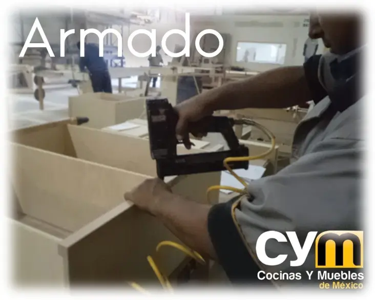 Armado: Artesanos ensamblando piezas de madera con herramientas manuales y maquinaria, formando la estructura del mueble.